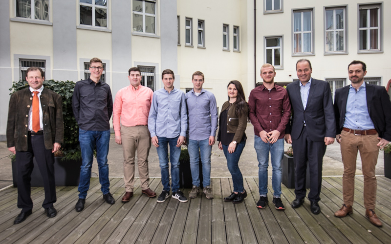 Die besten Absolventen des Prüfungsjahrganges 2018 mit Vorständen und Personalentwickler Marcel Haas (Foto: Ralf Peter für ZG Raiffeisen)