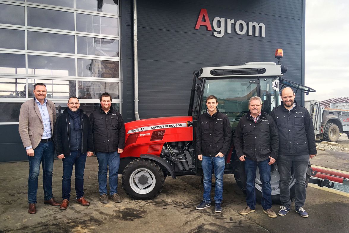 Agrom Team vor Traktor