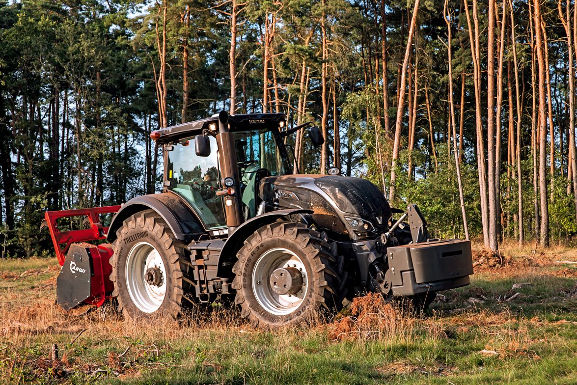Valtra Traktor mit Forstfräse